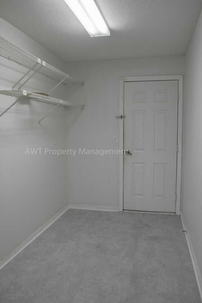 Building Photo - Updated 3/2. Great Location