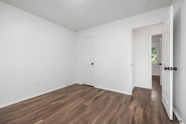 Building Photo - 3 bedroom, 2 bath recently updated in Horn...