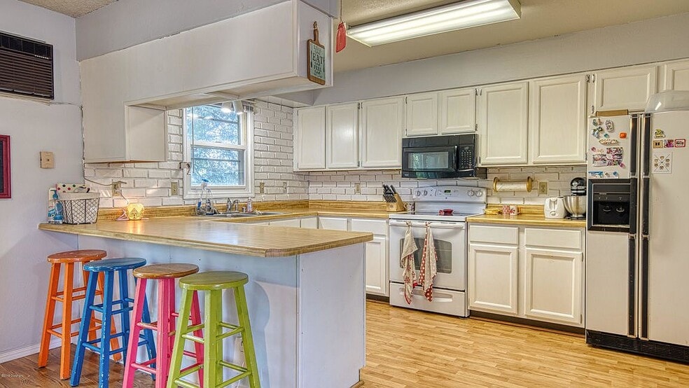 Building Photo - 300 E Laurel St