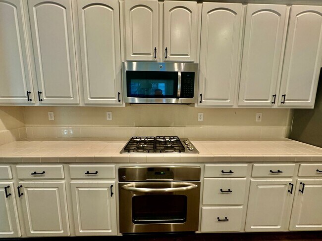 Building Photo - CLEAN AND SPACIOUS ONE STORY, 3 BED, 2 BATH, 2 CAR GARAGE IN WEST SACRAMENTO