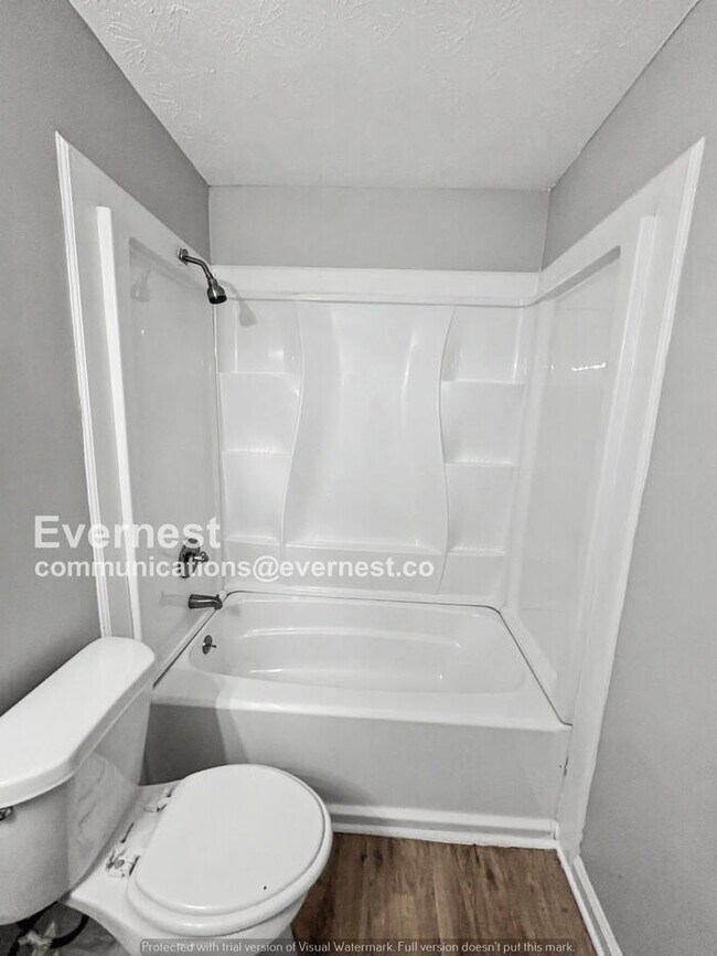 Building Photo - 4 Bed, 2 Bath Home with Garage / Pet-Friendly / Available Now!