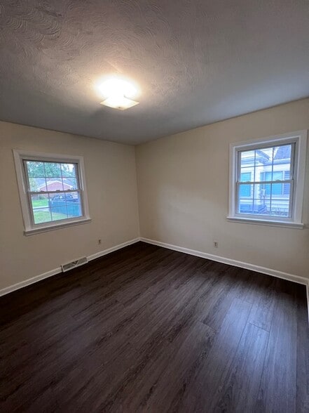 Bedroom - 2212 Ferndale rd