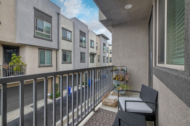 Building Photo - 2211 Solara Ln