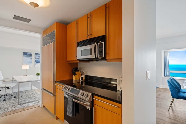 Building Photo - 1435 Brickell Ave