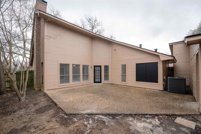 Building Photo - 5819 Hollytree Dr