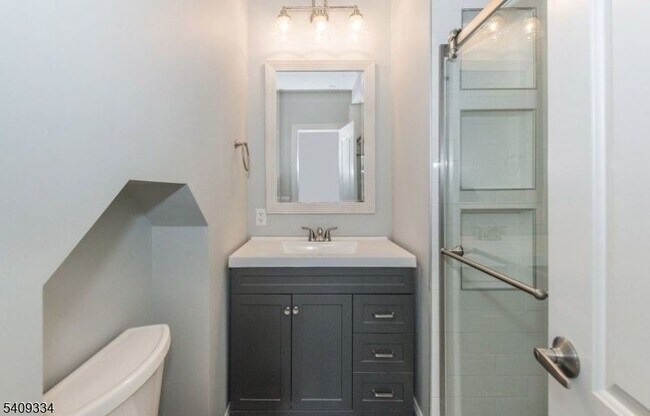 Building Photo - 44 Elm St