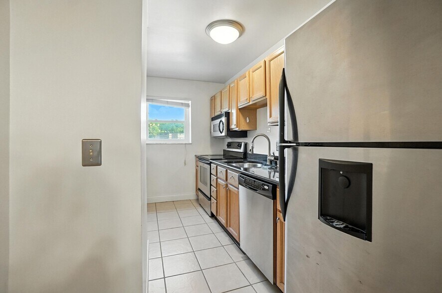 Building Photo - 2270 Madison Rd