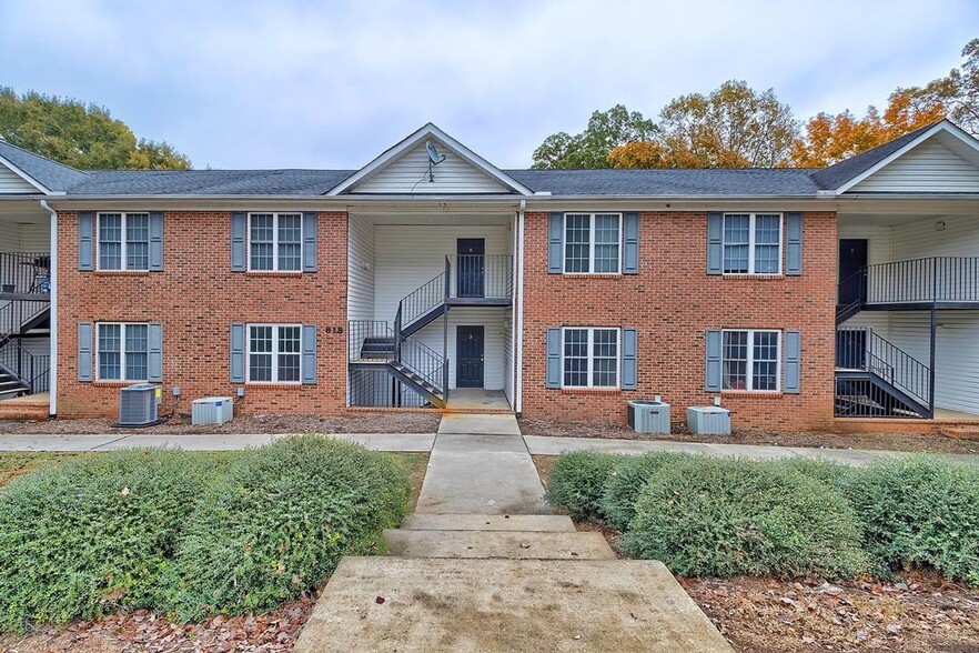 Interior Photo - 4 bed/4 bath Off-Campus Apartments