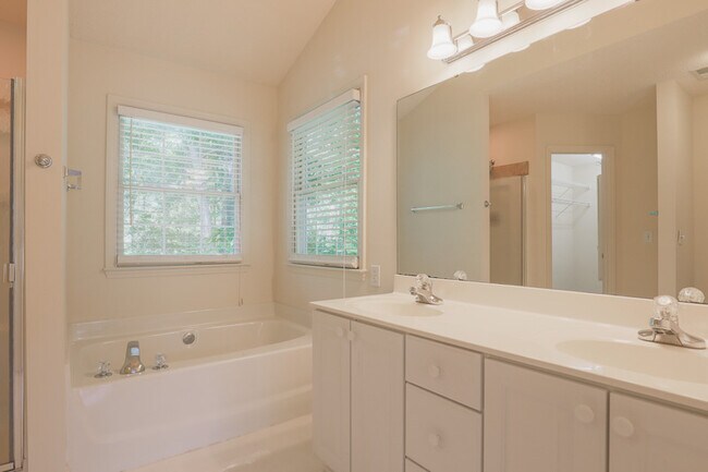 Building Photo - Beautiful home with Open Floor plan !!