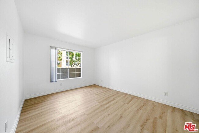 Building Photo - 5530 Owensmouth Ave