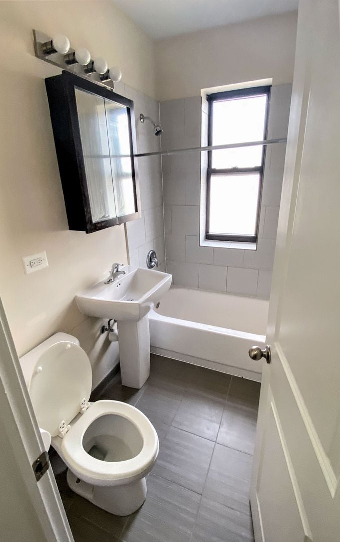 Building Photo - 627 W Melrose St