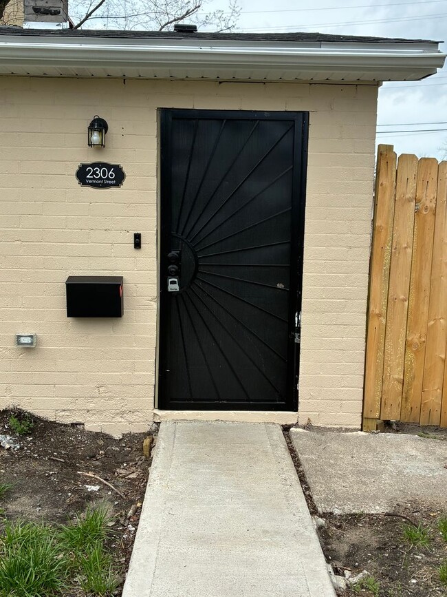 Building Photo - Stylish Renovated Home