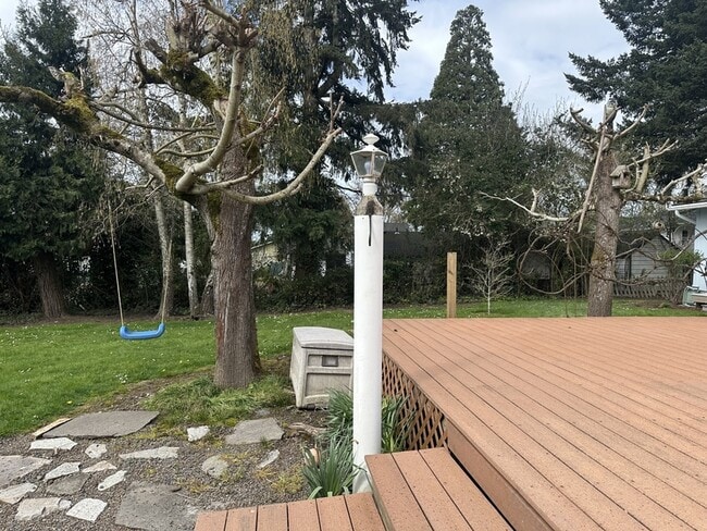 Building Photo - 795 E College St