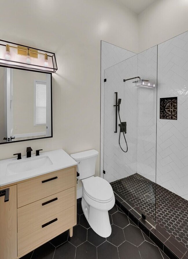 Building Photo - Beautiful 3 bedroom / 3 bath house available now!