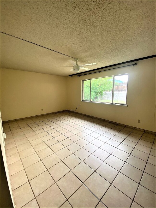 Building Photo - Large 4 Bedroom home with Garage and Enclo...