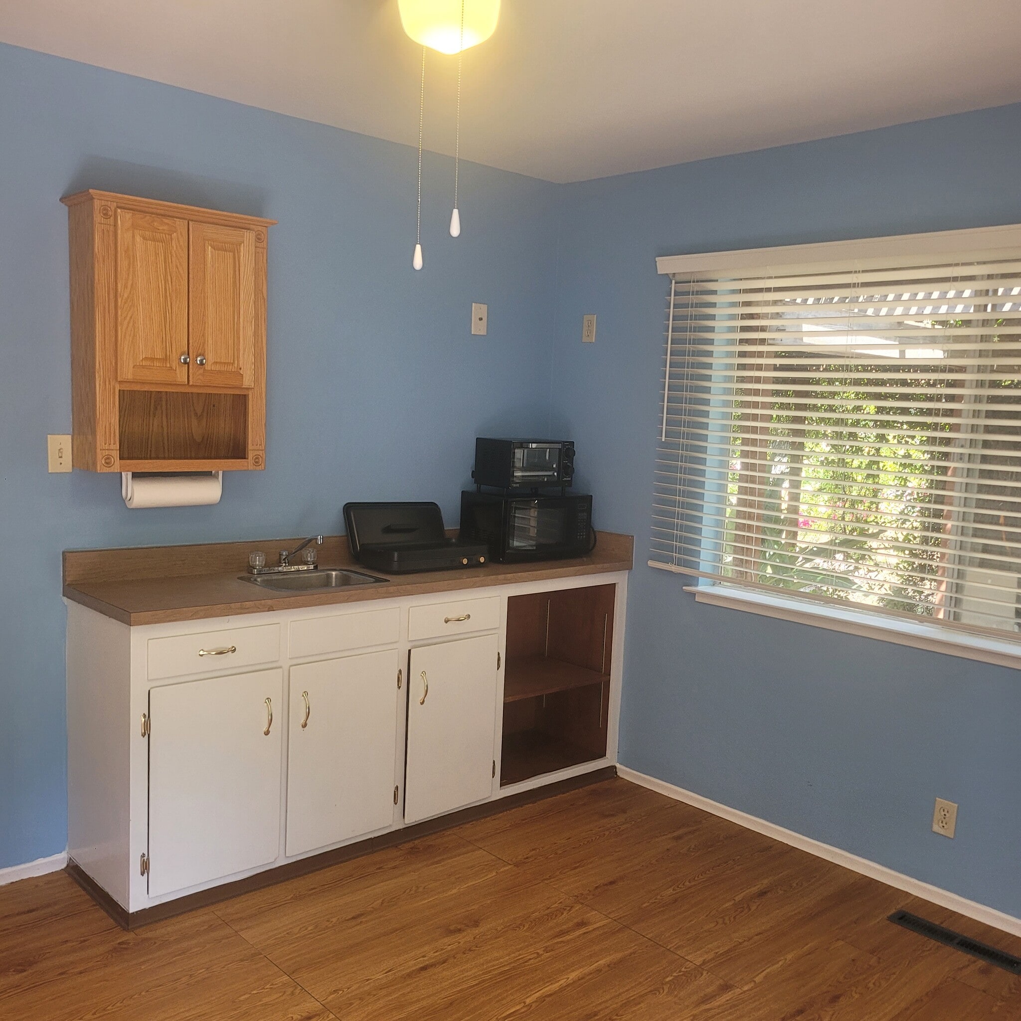 Building Photo - 1726 Crescent Dr