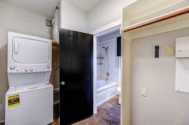 Building Photo - 2205 McKinney St