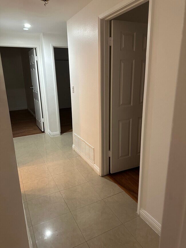 Building Photo - 503 S Vicki Ln