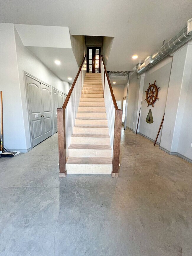 Building Photo - 4037 Summit Dr