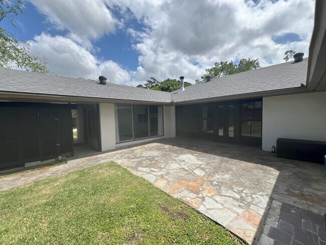 Building Photo - Beautiful Home on Esplanade across from Go...