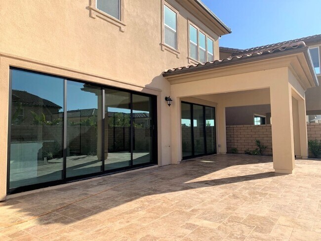 Building Photo - Amazing 5 bedroom home located in desirable Lake Forest community!