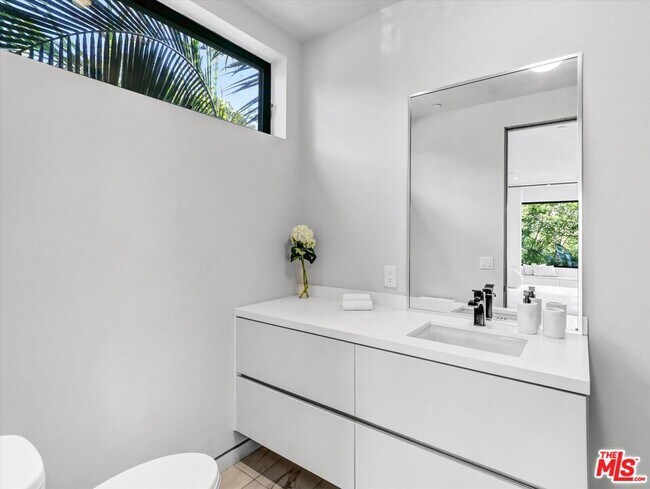 Building Photo - 1724 N Sierra Bonita Ave