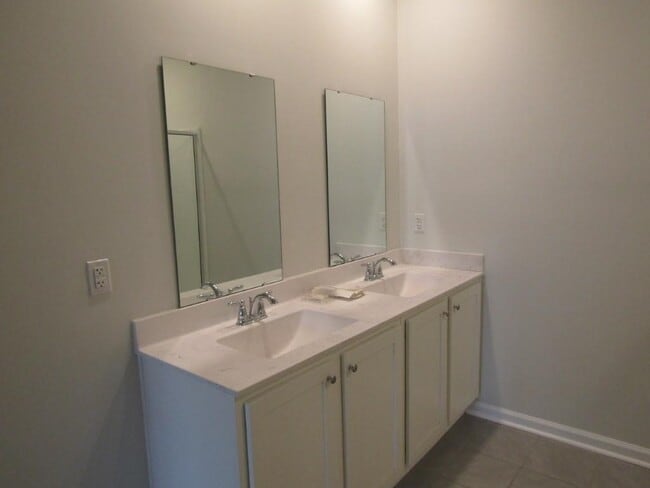 Building Photo - 2165 Ainsley Dr