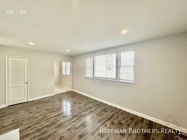 Building Photo - 427 N Oakhurst Dr