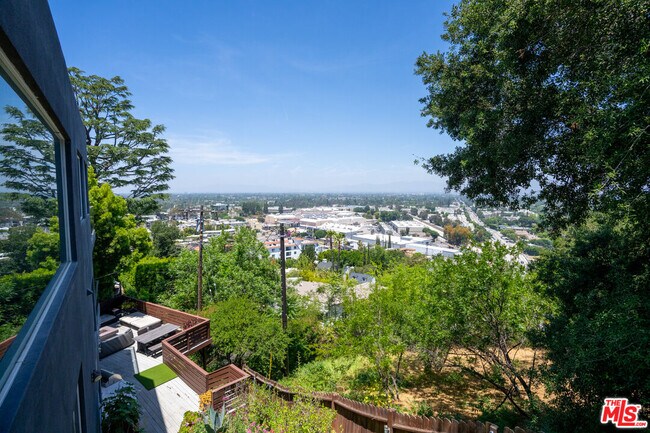 Building Photo - 3865 Buena Park Dr