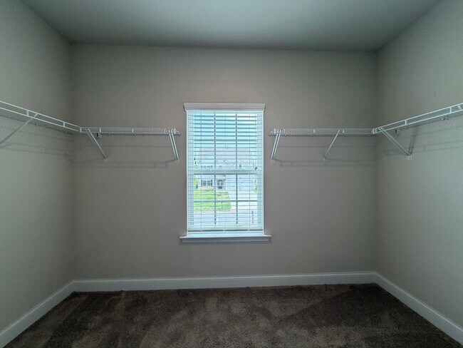 Building Photo - Spacious 4/2.5 House in Rydal- $2,995