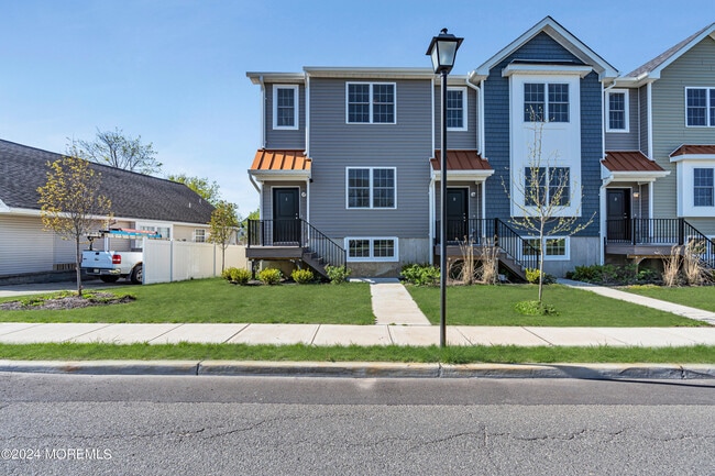 Building Photo - 333 1st St