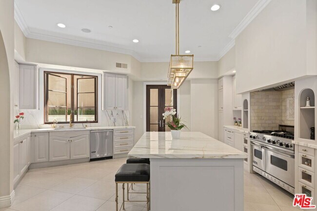 Building Photo - 1465 Robmar Dr