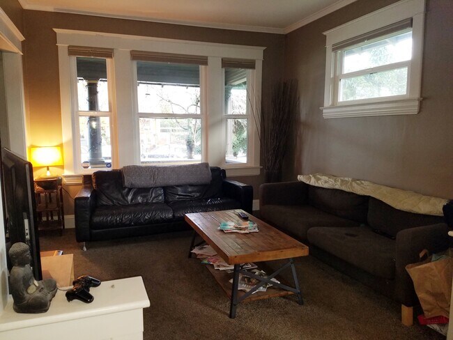 Living room - 705 NE 73rd Ave