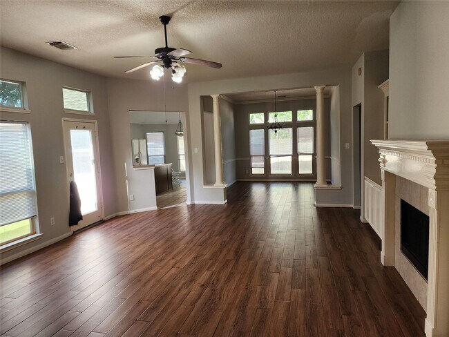 Building Photo - 1011 Lexington Green Dr