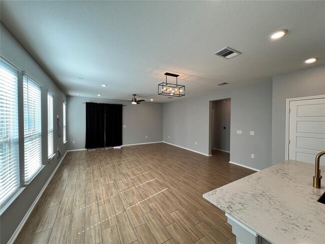 Building Photo - Del Valle Sundance Crossing / 4 bedrooms, 2 baths, 1 story home / Like New built 2021 / Refrigera...
