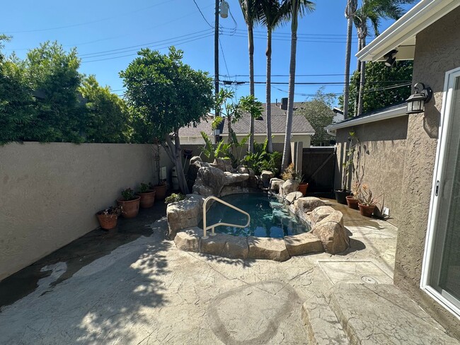 Building Photo - Beautifully Remodeled 3 Bedroom Naples Hou...