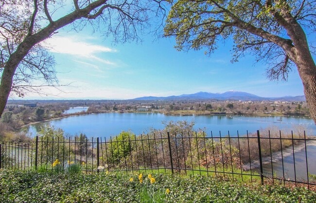 Building Photo - Remodeled Redding Condo!
