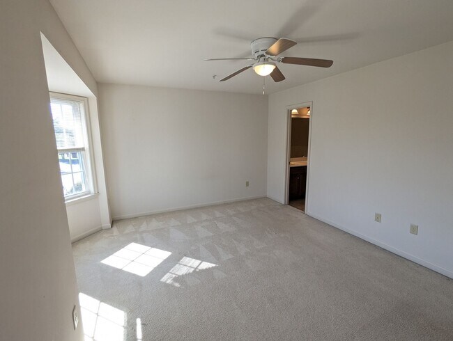 Building Photo - 3 Level End Unit townhouse available mid O...