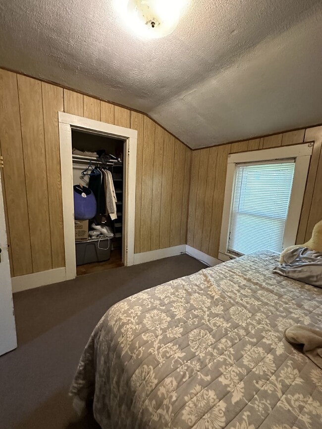 Building Photo - 3 bed 1 bath close to UWEC and Water St! Available June 1st