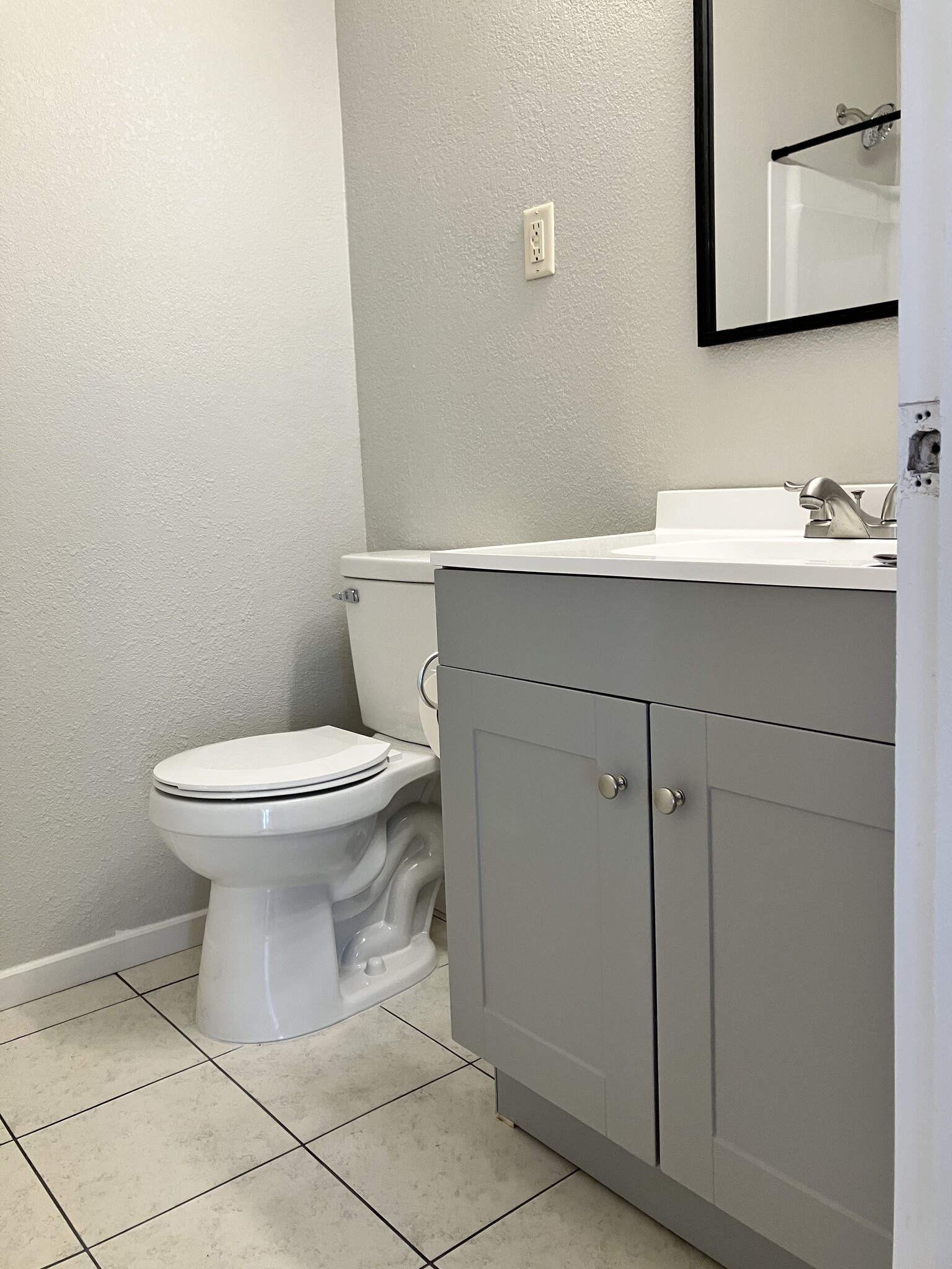 Hall bath - 1312 Skyline Dr