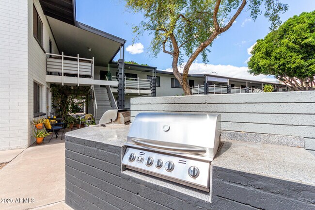 Building Photo - 749 E Montebello Ave