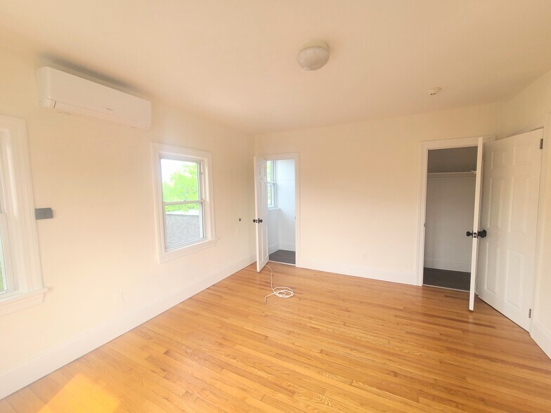 main bed - 35 Pangborn Pl