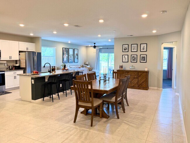 Building Photo - 4/2 open floor plan!