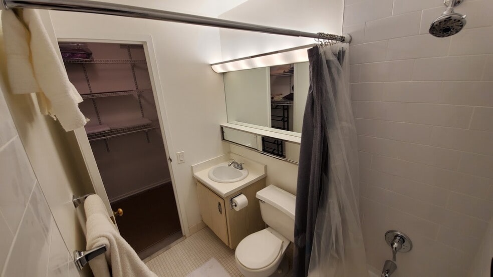 Bathroom - 4343 N CLARENDON Ave