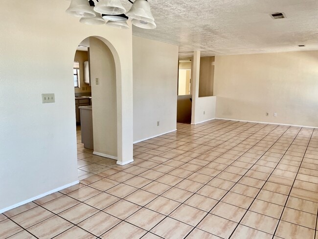 Building Photo - 472 Copper Dr NE