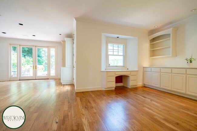 Building Photo - Spectacular Hill Top Home W/ Expansive Vie...