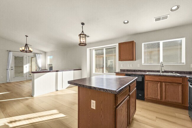 Building Photo - House For Rent | 4-Bed 2-Bath | 2-Car Garage | Rio Rancho SE | Large Backyard |