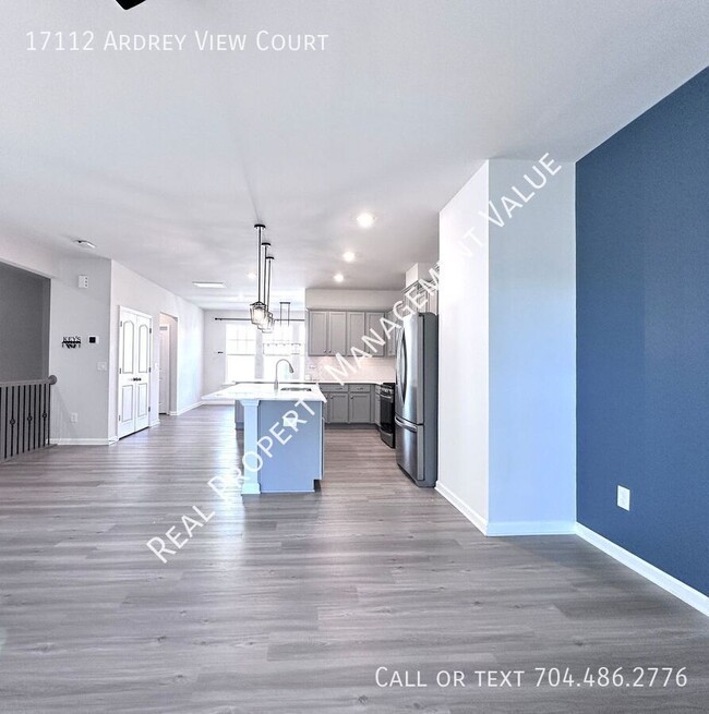 Building Photo - Immaculate townhouse in the heart of Balla...