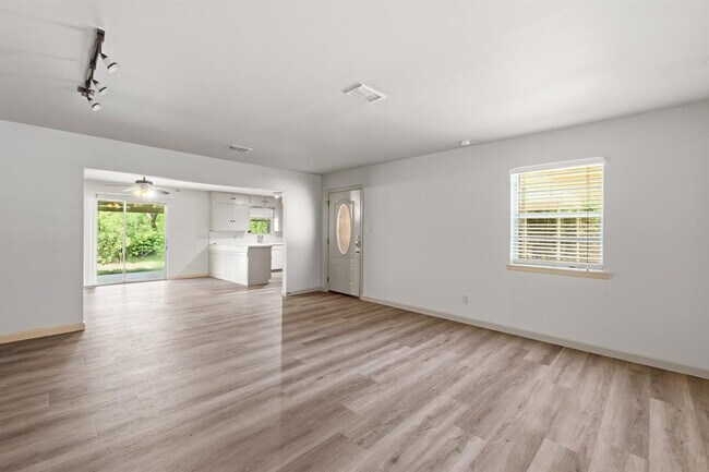 Building Photo - 2414 Havenside Dr