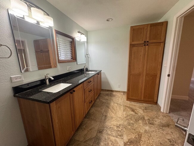 Building Photo - River Front Property